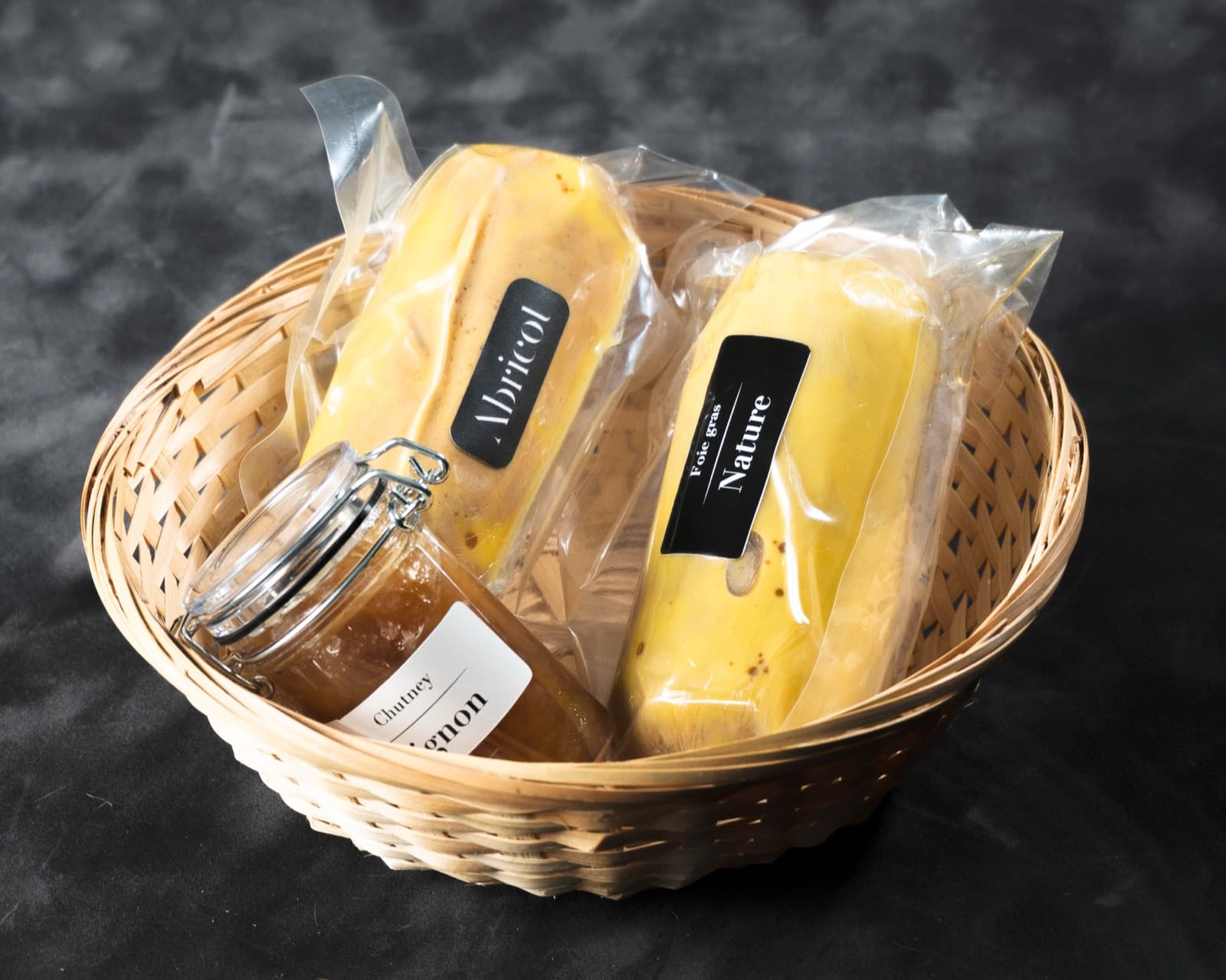 Panier avec deux foies gras Le Goût (abricot et nature) et un chutney à l'oignon
